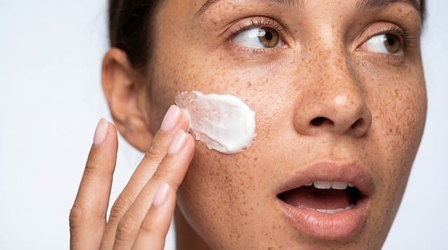 大人ニキビが繰り返す本当の原因は体の中にあった｜腸から治すスキンケア - skincare, freckles, woman, face, cream, bea