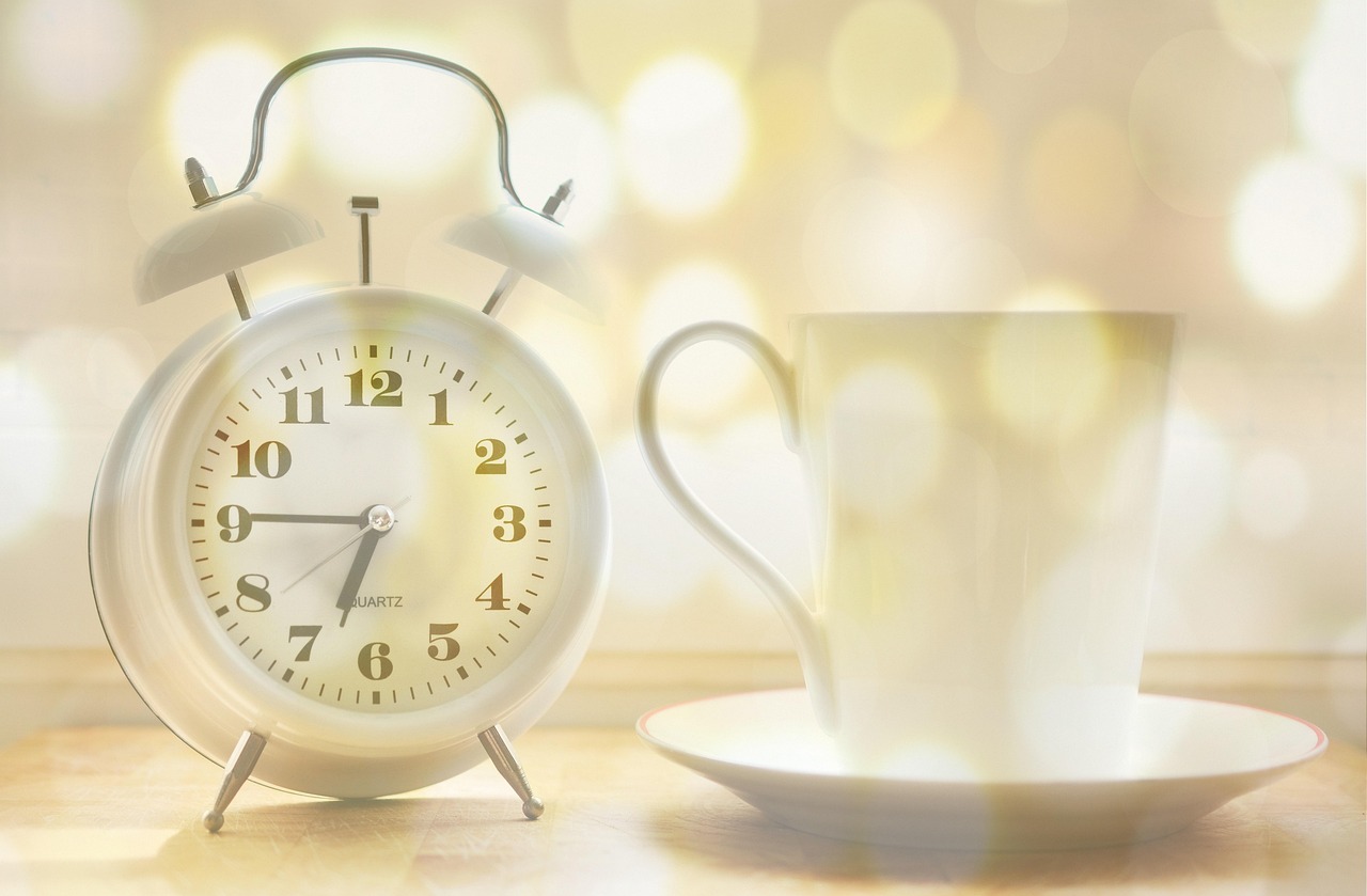 16時間断食の朝、時計を見ながら断食時間を管理する