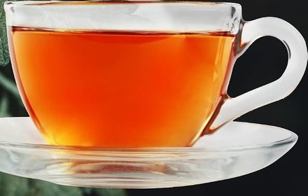淹れたよもぎ茶。澄んだ琥珀色。